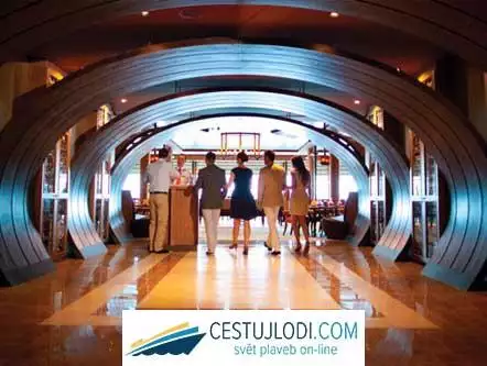 CELEBRITY REFLECTION - chodba