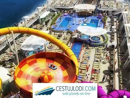 NORWEGIAN EPIC - pohled na bazény