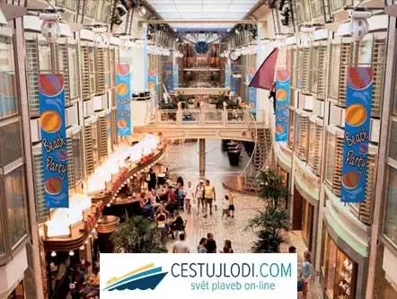 RCCL Navigator of the seas - promenáda